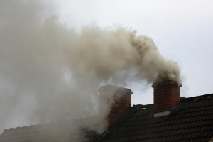 CHIMENEA MAL INSTALADA salida de humos sucia